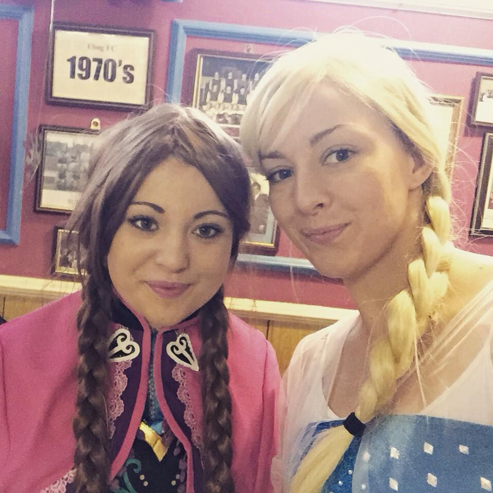 _partystars's tweet photo. Elsa and Anna at today's party #SundaySelfie #anna #elsa #Frozen http://t.co/vYMxarVS8u