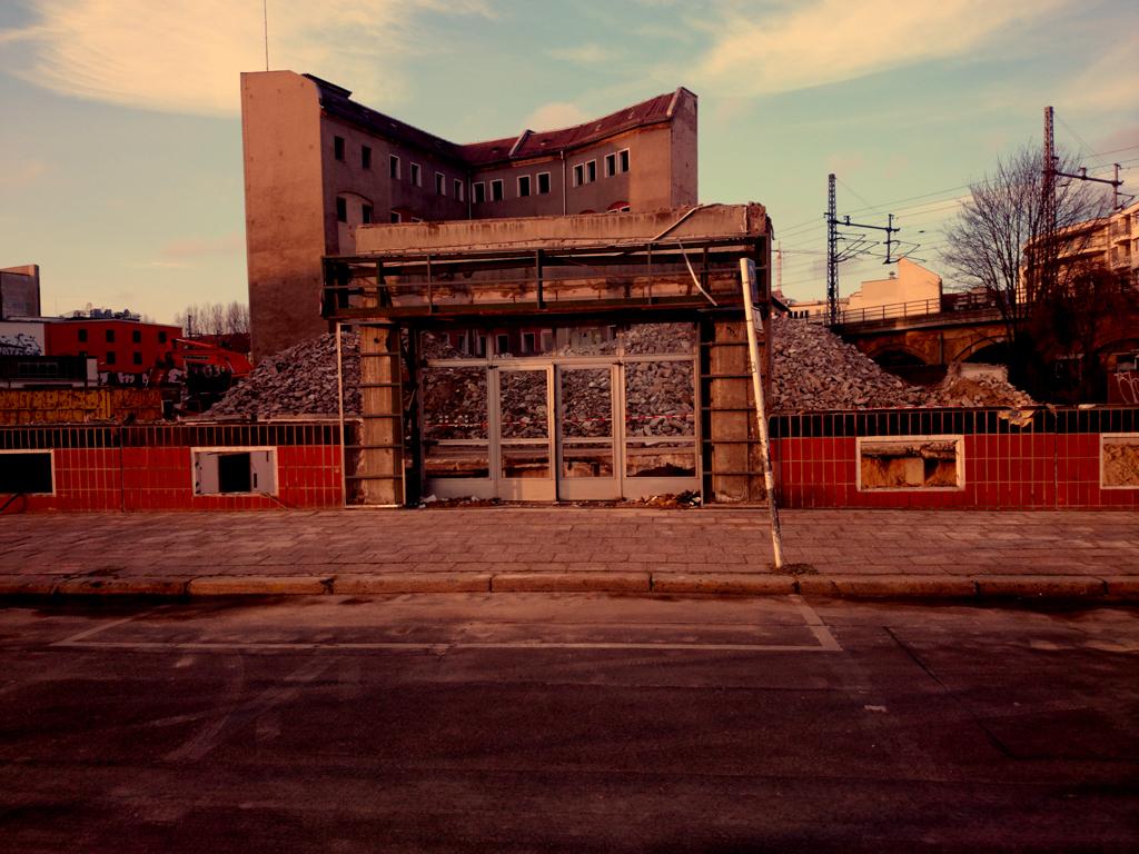westphal's tweet image. Schiffbauerdamm: &quot;Der Letzte macht das Licht aus.&quot; – @I_love_Berlin #berlinmitte #spreebogen