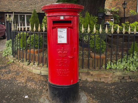 20Minutes's tweet photo. Angleterre: Ivre, il tente de faire l’amour à une boîte aux lettres http://t.co/GA6zVcJ9dY http://t.co/Iya7awbts4