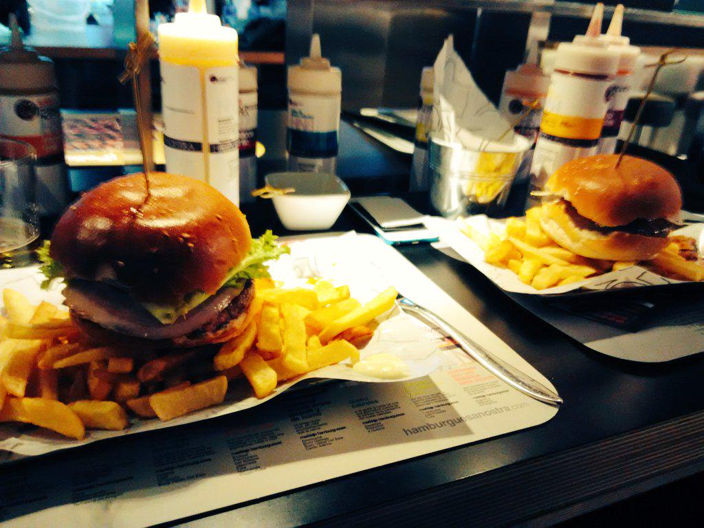 sergiotomero's tweet photo. degustando @hamburguesanost del gran @juanpozuelo con @raqediaz93 !!! espectáculo culinario!!! http://t.co/KR1IZllokI