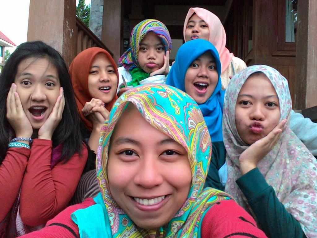 Dantinurul_DT's tweet photo. @ranitafarani @mutiaraNR @Faajriyah ulul ziah dan teh Nunung :-* http://t.co/vnRaDUKLQ7