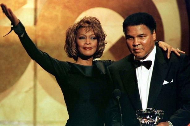 Chicago_History's tweet photo. #Whitney Houston &amp; @MuhammadAli ~ #Memories @TheRealLailaAli http://t.co/7cfcYplbYI