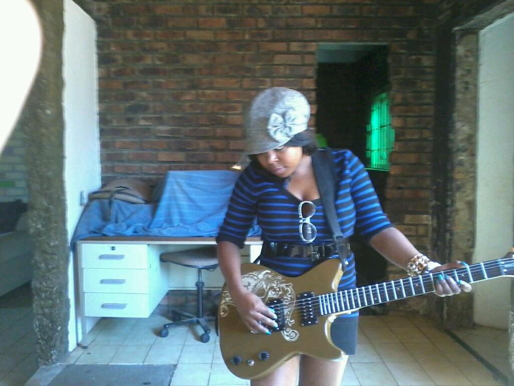 CrystalHeartP2's tweet photo. Rockin http://t.co/FQWlTZnhoJ