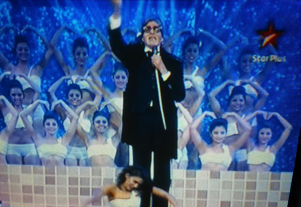 NadkarAmit's tweet photo. @SrBachchan what a incredible performance Amit ji, love it!!! Amitji performing #piddly live on stage at #GuildAward😍 http://t.co/trqfl6OynA
