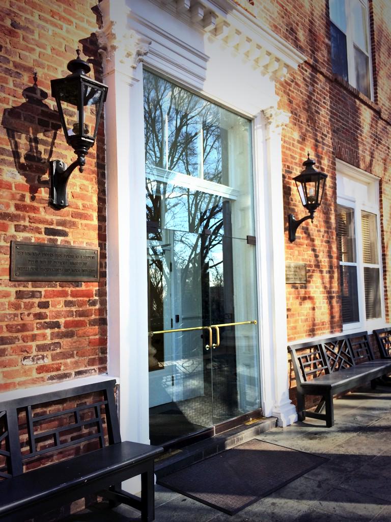 BarbourSpangle's tweet image. Modern glass doors on a 125 year old building @WoodberryForest #oldmeetsnew #TheNewTraditional #materialmix