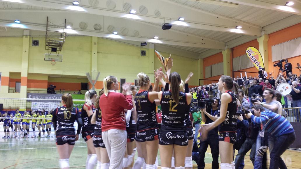 MarkoCirman's tweet photo. Mariborčanke so pokalne prvakinje Slovenije v odbojki 👏 #finalepokala http://t.co/xpKZpj0Pms