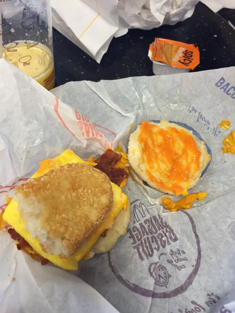 RasmusReijola's tweet photo. Thank you @AndyP028 for teaching me the ins and outs of McDonald's breakfast! #breakfastpro http://t.co/KVt3LLIsgv