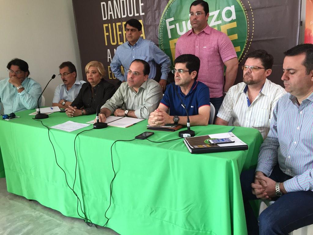 FuerzaPyMEPR's tweet photo. "Puerto Rico nunca había tenido una ley como esta. Vamos a garantizar el apoyo al #PyME" @jrperello #Ley62 http://t.co/7lYGgLVX8n