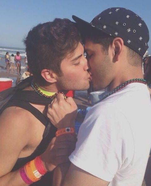 Hookappme's tweet photo. #kissoftheday #boyskissing #cuteboys #gaydating #twinks http://t.co/7W6HYJVdw8