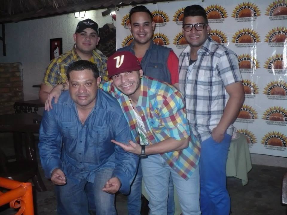 fundapuem1's tweet photo. El Caballero de la Gaita Ender Cárdenas junto a los muchachos de Energia Gaita en el 3er aniversario de Fundapuem. http://t.co/VFopOlRRt4