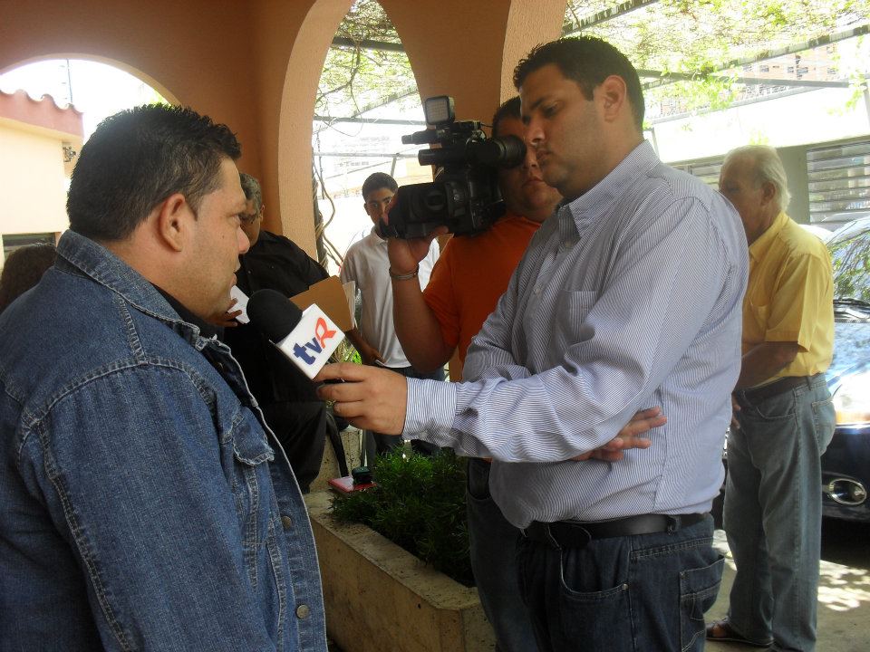 fundapuem1's tweet photo. ENDER CÁRDENAS ENTREVISTADO POR EL PERIODISTA JAVIER A,EN GLOBAL TV.. http://t.co/vkVNX6NqJk