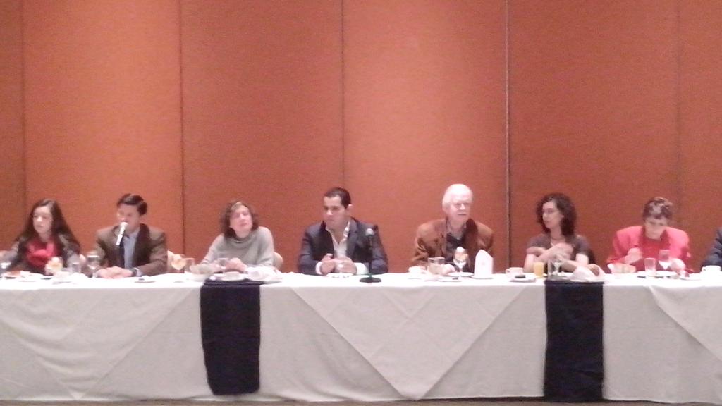 En conferencia d prensa esperando mensaje de <a href="/xiuhtenorio/">Xiuh Tenorio</a> #DelegaciónBenitoJuárez con <a href="/rpascoep/">Ricardo Pascoe Pierce</a> <a href="/paulasoto/">Paula Soto</a> <a href="/AVinalay/">Alfredo Vinalay Mora</a>