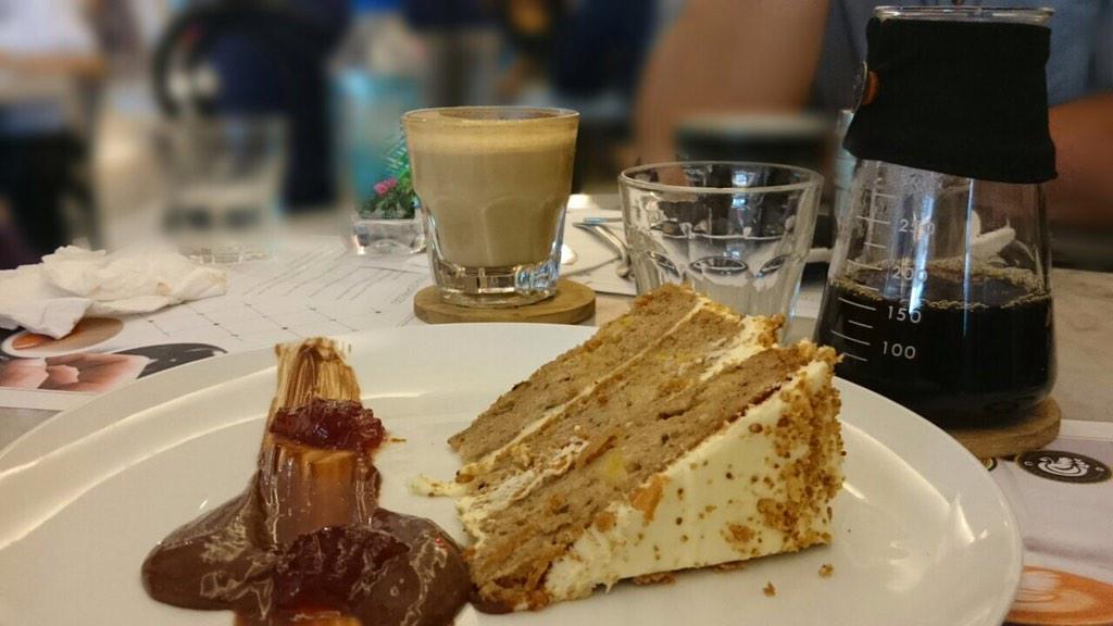 OmarNiode's tweet photo. Hummingbird cake and local coffee at "Common Grounds Coffee" in Jakarta http://t.co/iNx64k0yTd