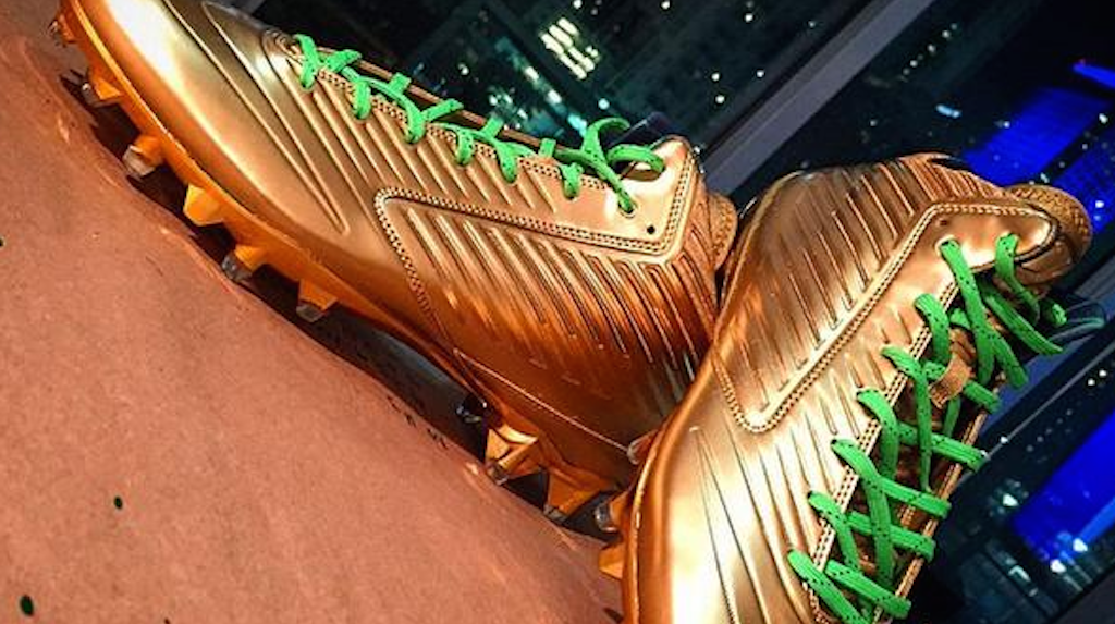 theScore's tweet photo. Marshawn Lynch is a quiet man with loud kicks. The $1,100 cleats feature 24-karat gold paint. http://t.co/uqkfKktYtp http://t.co/nFnIsEj65I