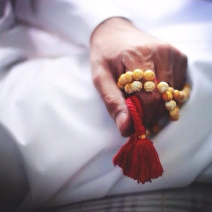 Tla_ss's tweet photo. ياقلب لا ساقك زمانك على الهم
غاير جروحك لا تبيح .. خفاها 
مصيرها مع مر الأيام تلتم 
��إلا تموت ويحسن الله عزاها http://t.co/tlzMurBkV0