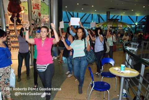 PerezGuadarrama's tweet photo. #LaProtestaInvisible #PancartasInvisibles @PyMActivos Sambil #Valencia #Carabobo #17Ene Foto: @PerezGuadarrama http://t.co/oQRYEdvzss