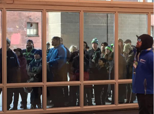 darrenrovell's tweet photo. Wow: Picture of Seahawks fans who left game early (H/T @ChrisDaniels5, @STLMetsFan5) http://t.co/OtQhqAyIAA