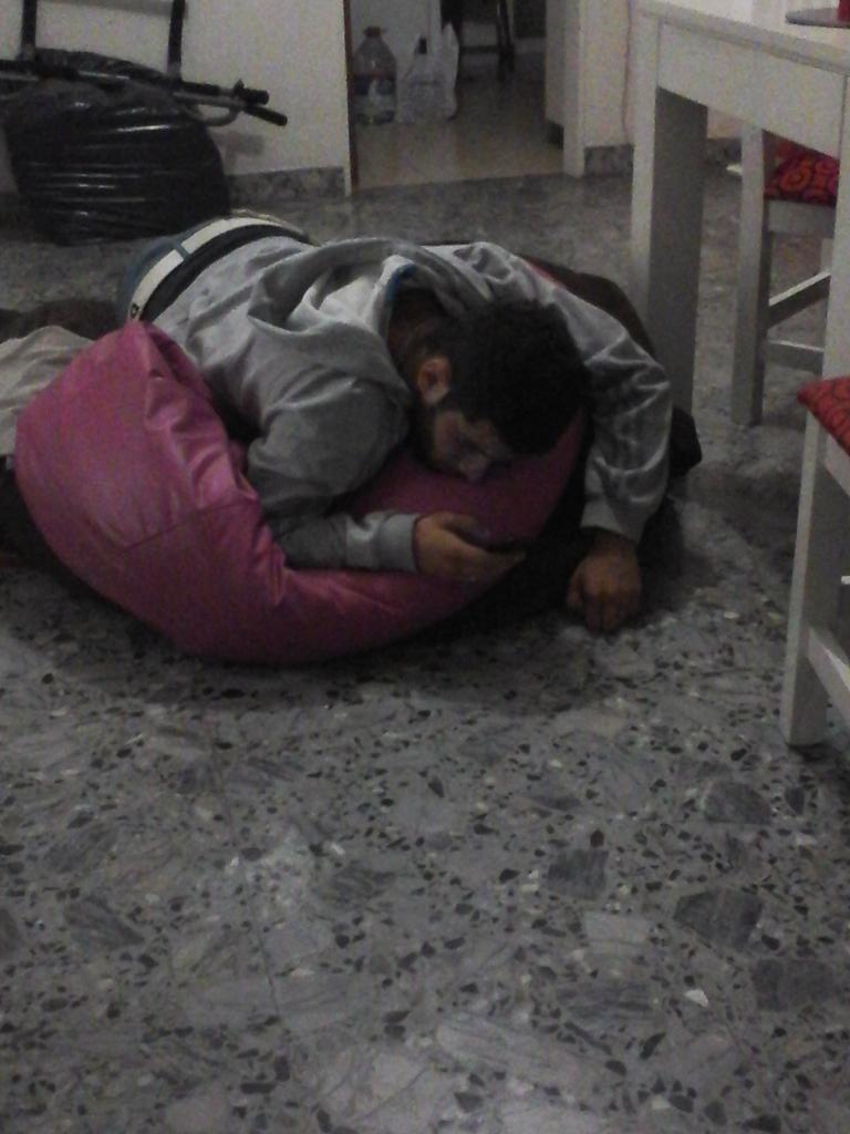cataandres's tweet photo. La larva humana adicta al puto telefono @lauparrotta http://t.co/LIEZIpYXy8