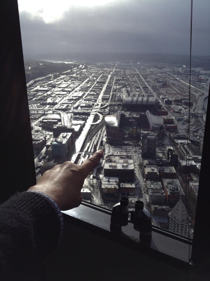 rusty_deluce's tweet photo. Atmosphere @ #ColumbiaTowerClub for #NFCFinal is electric #HawksEyeView #HawksNationNorth #SeaHawksSunday http://t.co/saFpFpB06a