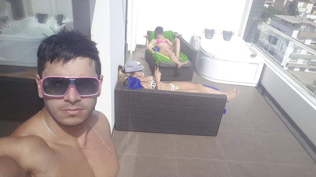 rafaelcardozotv's tweet photo. Tomando sol con mis engreidas @realicarol y @arizaga_a en mi favela!!! http://t.co/KUn65P1Igv