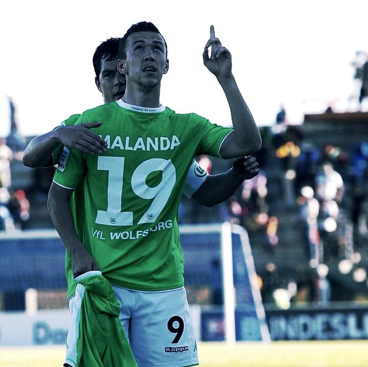 Wobscorer's tweet photo. Das Trikot überstrahlt einfach alles! #Perisic #Tor #TolleGeste #Malanda19 #VfL #Wolfsburg #VfLamKap http://t.co/8LZqpy09Mp
