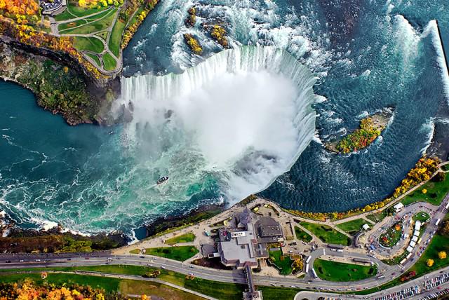 Pajaropolitico's tweet photo. ¿Alguna vez has imaginado cómo se verían las Cataratas del Niágara desde el cielo? 

Mira: http://t.co/qTMmX4cPf4 http://t.co/km9hPqUeVQ