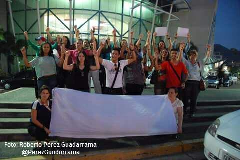 PerezGuadarrama's tweet photo. #LaProtestaInvisible #PancartasInvisibles @PyMActivos Sambil #Valencia #Carabobo #17Ene Foto: @PerezGuadarrama http://t.co/ugA4HCAVZ9