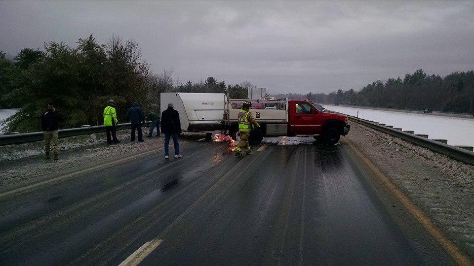 CamptonScanner's tweet image. MVA closing I-93 SB in Campton. Listen live camptonscanner.com. @WMUR9 @RecEnterprise @NH1News Photo from @CTFD35