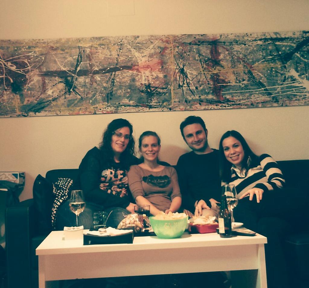 Fatima_gallego's tweet photo. Tarde de domingo inaugurando piso! #fútbol #vinito #sonrisasprofident @milvun @LQueen_vet @Antonio_Snxez http://t.co/6ep9BDXe51