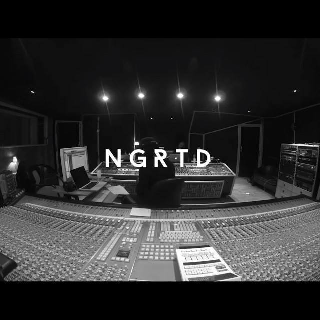 RAPMAGIE's tweet photo. Derniers jours en studio.Ca commence à aller vite. #NGRTD http://t.co/ZvA37wfP8v #NOTORIOUSRAPMAG http://t.co/AZ7yKU3ocL