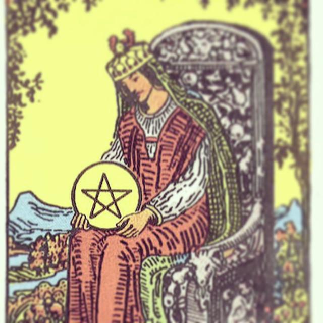 Королева пентаклей значение да или нет. Queen of pentacles таро. королева пентаклей уэйт. королева пентаклей таро уэйта. карта таро королева пентаклей.