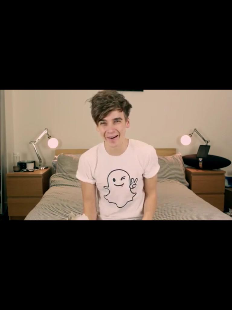 Erind789's tweet photo. My reaction to @Joe_Sugg new video 😂😂 everyone should go and watch it http://t.co/Kz8ZGQaQK4 #SUGGSUNDAY http://t.co/kph5CGFv8Z