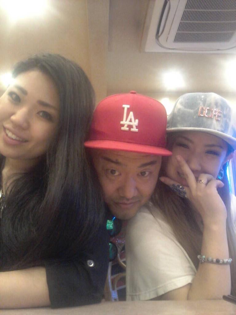 menmi49's tweet photo. 写真のデータ整理してたらみぃつけた♡
今までの3人の写真の中でも1番のお気に入りショットにゃ( ´ ▽ ` )♡
#DJ #Real-D #singer #碧ao #MENMI #お気に入り http://t.co/LJwdY0djLY