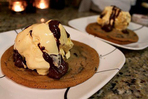 FoodPornAddicts's tweet photo. Chocolate chip cookies a la mode. http://t.co/rNgM9sub3O