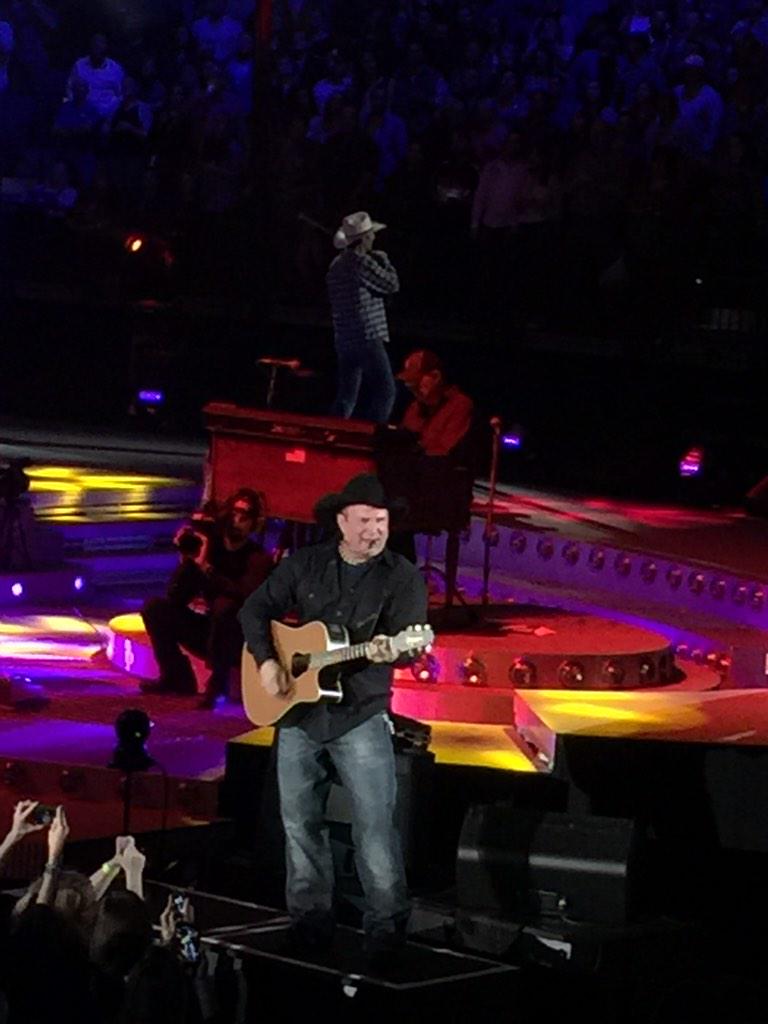 bktexas33's tweet photo. Garth in Tulsa...amazing show! #GarthBrooks #GarthInTulsa http://t.co/sIWgbqz5e8