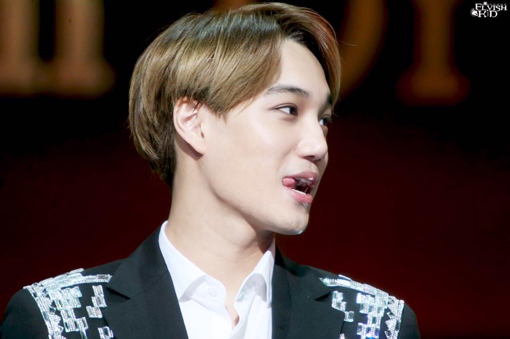 elvish_kid's tweet photo. 20150115 金唱片 #카이 生下来就注定是要让别人为你舔屏的 http://t.co/m0hSThOxt6