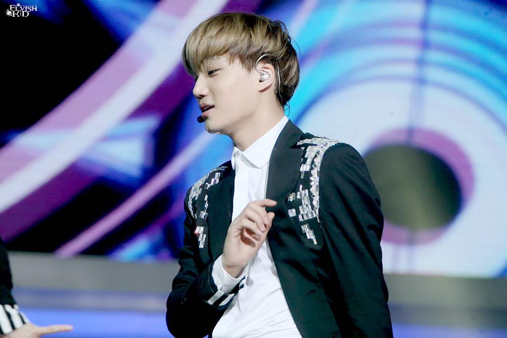 elvish_kid's tweet photo. 20150115 金唱片 #카이 生下来就注定是要让别人为你舔屏的 http://t.co/m0hSThOxt6