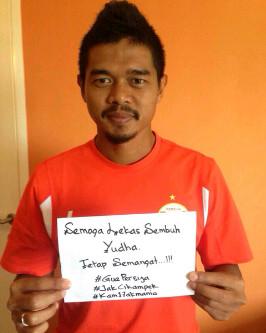MR_SevenNine's tweet photo. dapet salam dari Kapten @Persija_Jkt @bepe20 GWS Yoga Jak Cikampek #PrayForYoga #KeepFighting #PersijaDay http://t.co/Yh0Jl9UTSk