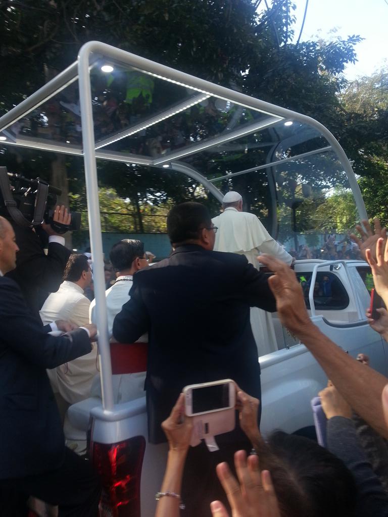 mrthtd's tweet photo. it was such a great experience!!! ♥ stalked him for three consecutive days!!! #PopeTYSM http://t.co/55IIj6T4a3