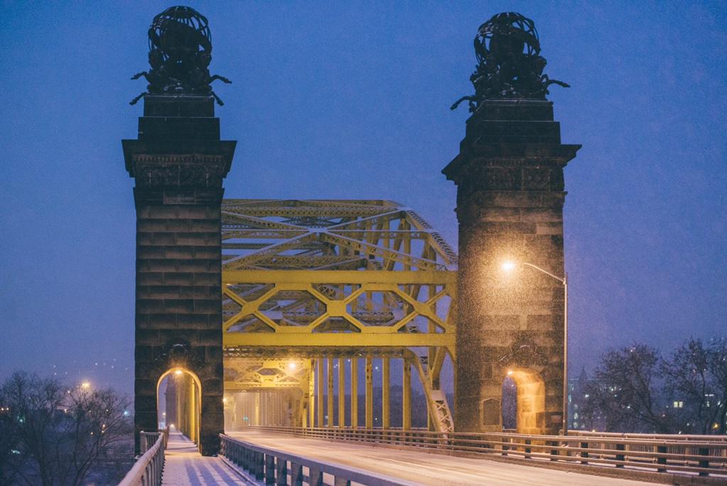 DaveDiCello's tweet photo. The 16th St. Bridge in #Pittsburgh glows on a quiet, snowy winter evening. The bridges of this city are just amazing. http://t.co/n98qHuUfYm