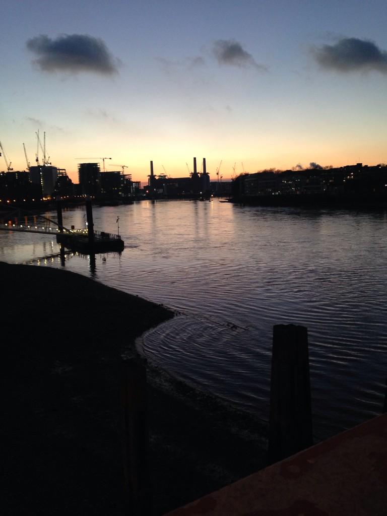 buffypondtv's tweet photo. Just before my mob batt went I took these! Worth a share #NoFilter #BatterseaPowerStation #MissingTower #London http://t.co/Adj0emxKmd
