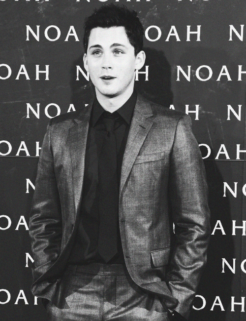 Happy birthday logan lerman from brazil gente como amo esse homem 