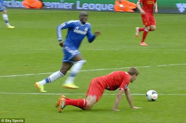 KABAR_CHELSEA's tweet photo. Mourinho meminta fans Chelsea berhenti menyanyikan lagu untuk Gerrard ttg kejadian terplesetnya saat lawan chelsea http://t.co/T94qmLY87Y