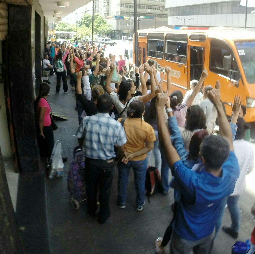 Info_Vzla's tweet photo. #ProtestaInvisible ¿CALLE SIN PARO? ¿PROTESTA PACIFICA? Cuando estes en una cola LEVANTA TU PANCARTA INVISIBLE http://t.co/CWI3t23Gl5