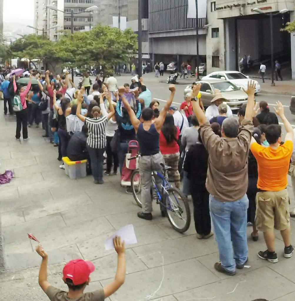 Info_Vzla's tweet photo. #ProtestaInvisible ¿CALLE SIN PARO? ¿PROTESTA PACIFICA? Cuando estes en una cola LEVANTA TU PANCARTA INVISIBLE http://t.co/CWI3t23Gl5