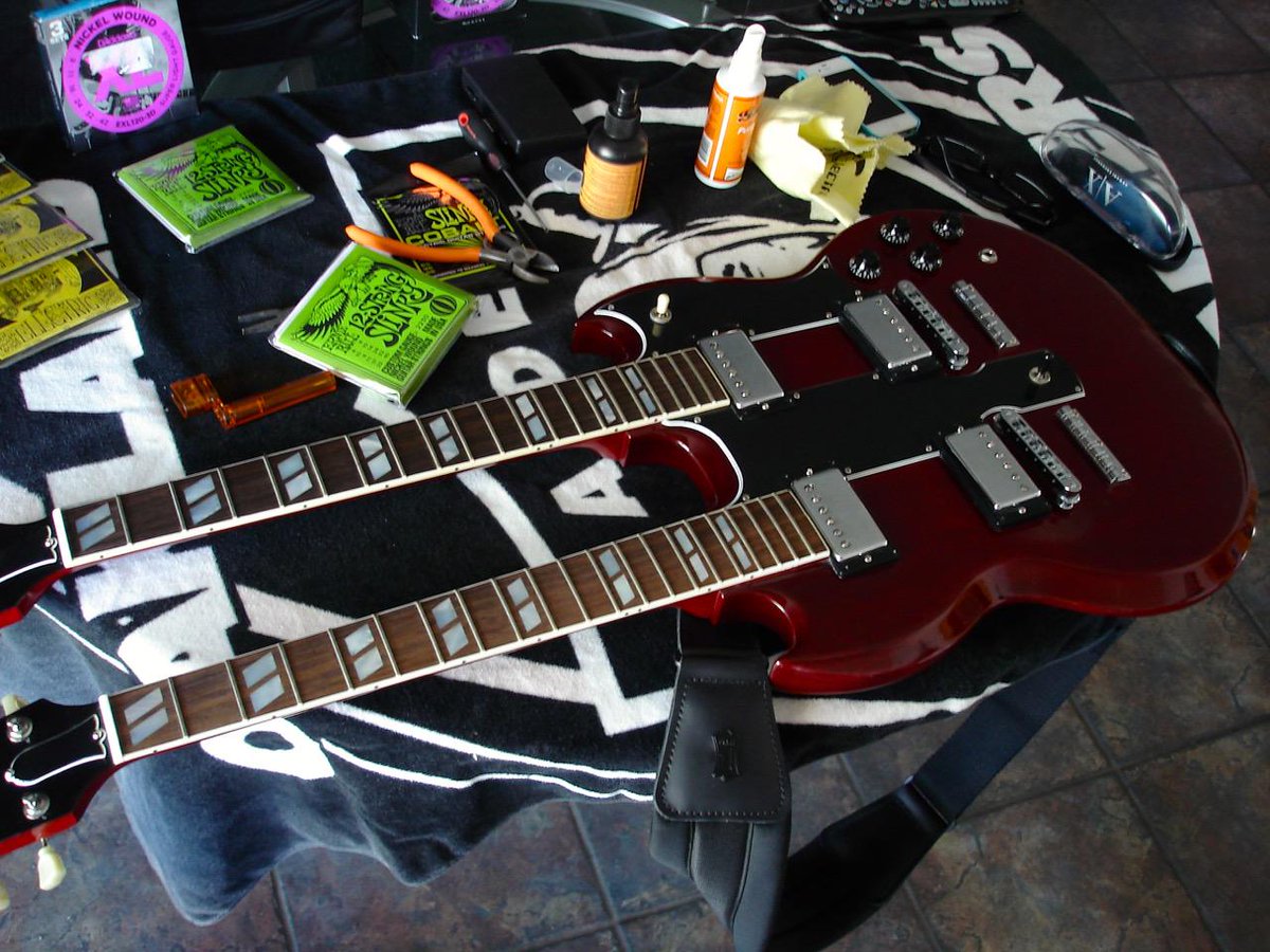 EricTheBad's tweet image. Changing strings on the #GibsonEDS1275. Only took an hour! #ChangeYourStrings