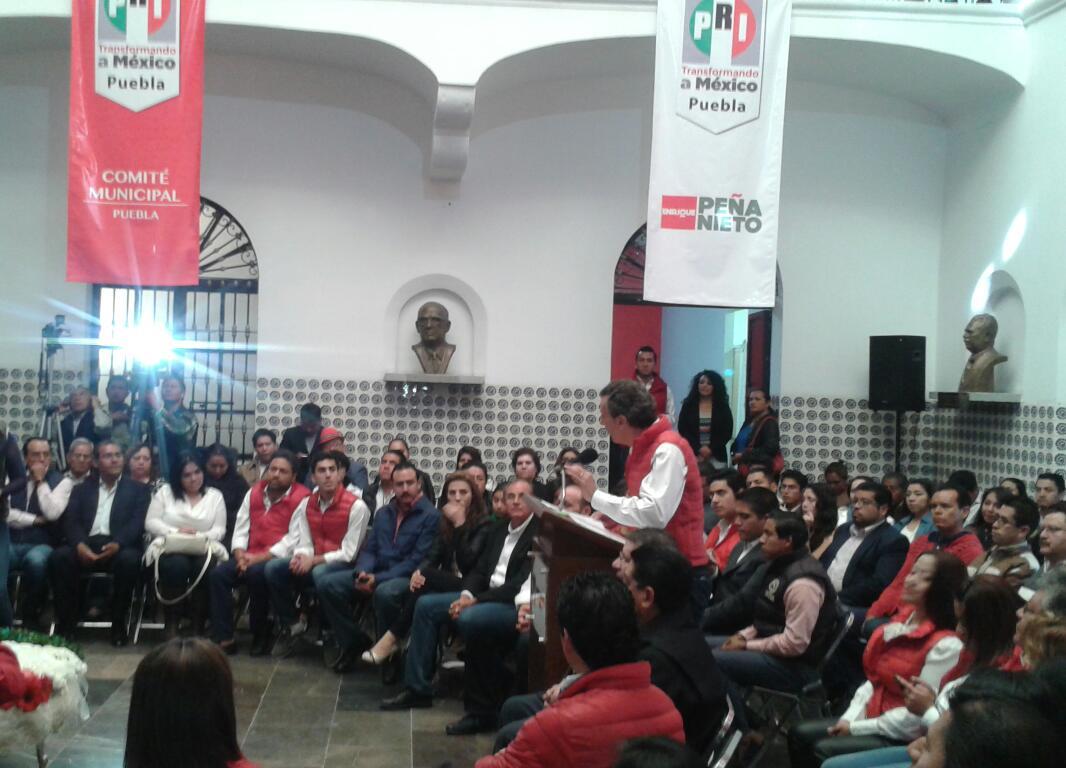 chrisguzmanj's tweet photo. Toma de protesta secretarios #CMPri @pepechedraui @monbarsa @anitzaisa http://t.co/cXkDA4XPzY
