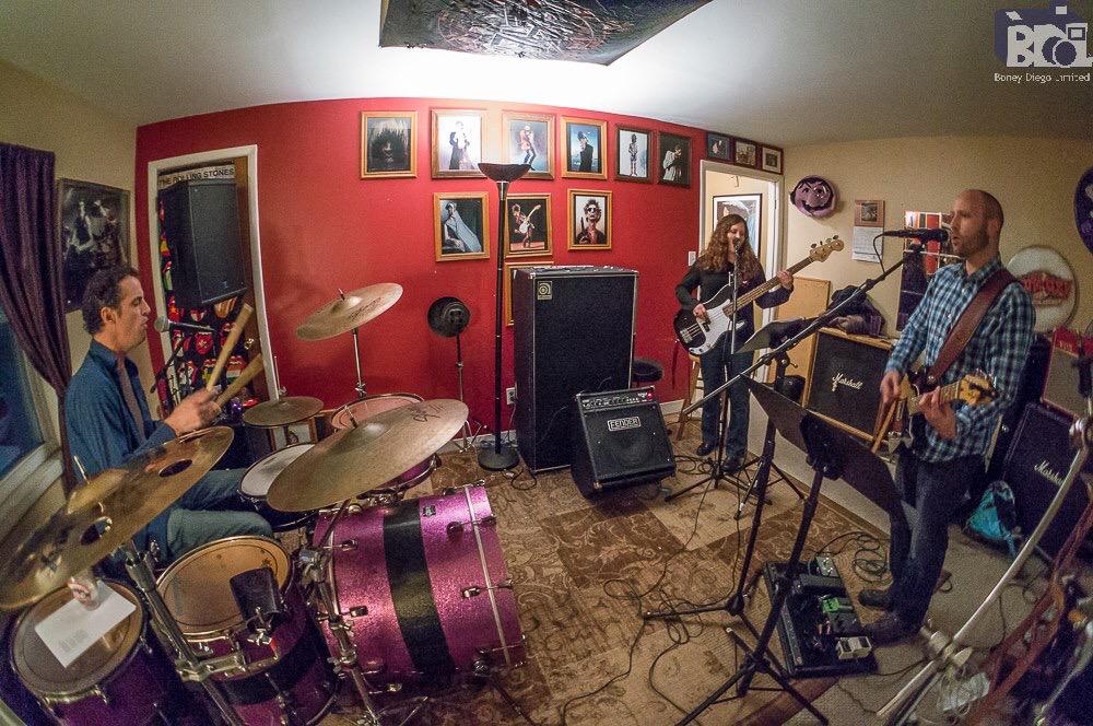 musicbybump's tweet photo. Rehearsal. #PracticingBump 

(photo by @BoneyDiego) http://t.co/LwGYRwJzuC