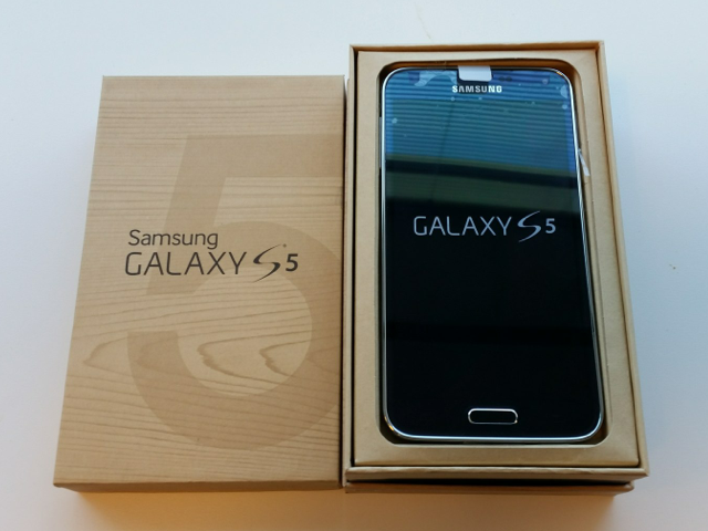 GearForTech's tweet image. Selling #samsung s5 white unlocked sealed box brand new.  Only one left with white leather case.  Contact me now.