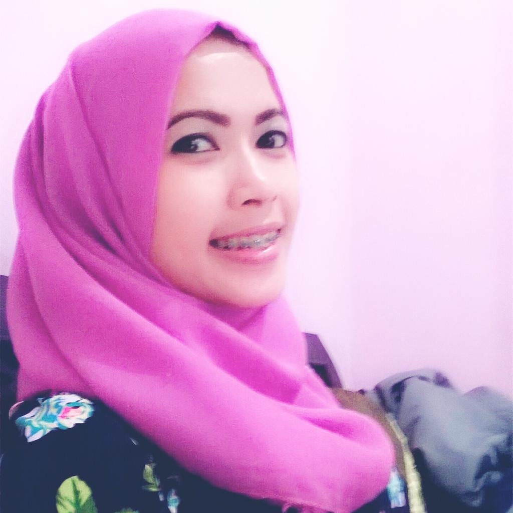 evafadillah22's tweet photo. Harus tetep maksain tersenyum 😢 http://t.co/rD8NKPgLMm